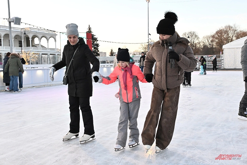 Знаменитая спортсменка учила кататься и взрослых, и детей.