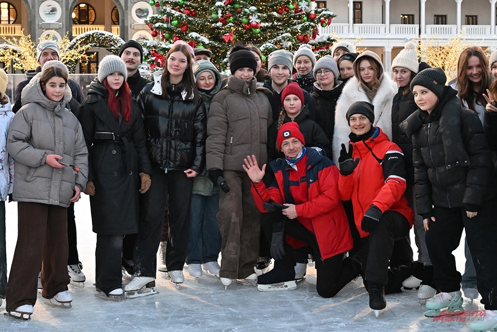 В конце мастер-класса все желающие сфотографировались с известной фигуристкой.