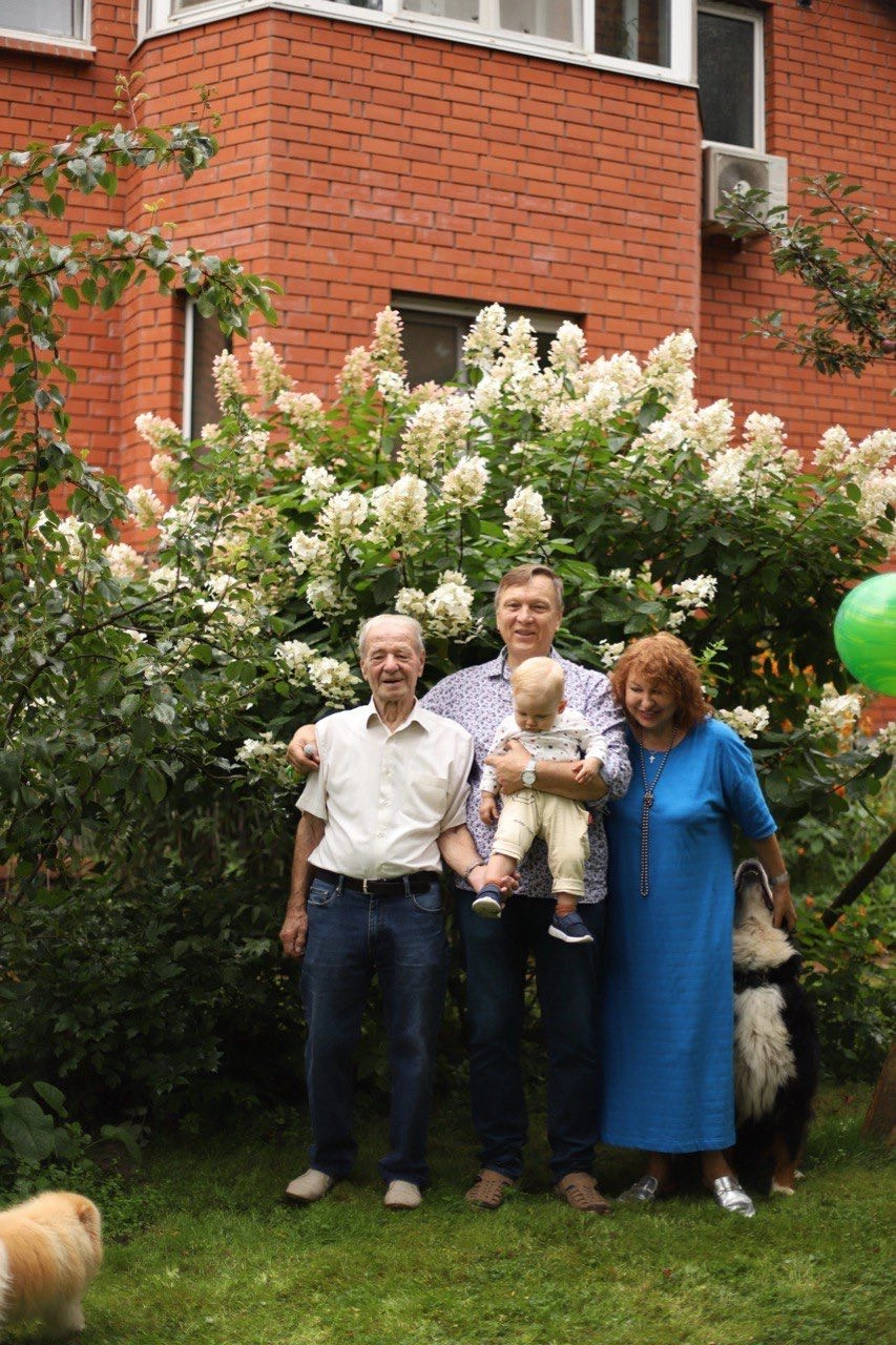 На фото — дедушка Саша, папа Игорь, мама Ира и сын Игорь на руках.