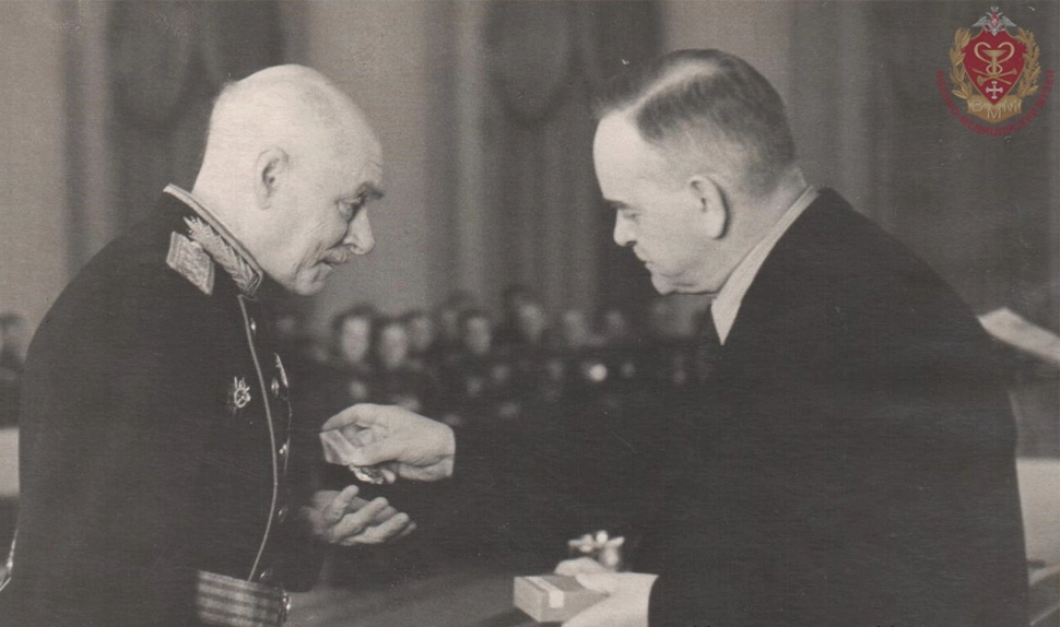 В.И. Воячек получает орден Ленина из рук Председателя ПрезидиумаВерховного Совета СССР Н.М. Шверника. 02.02.1952 г.