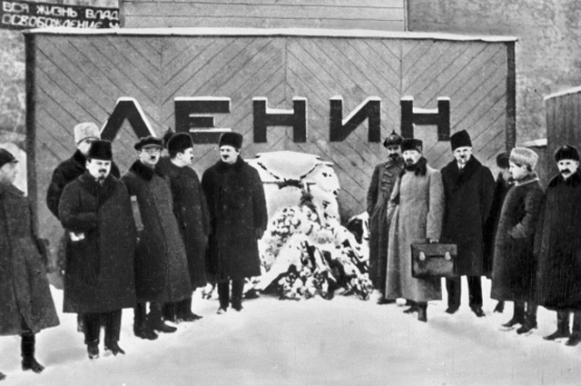 Первые справа от венков Феликс Дзержинский и Николай Муралов у первого временного деревянного Мавзолея В. И. Ленина. 1924 год