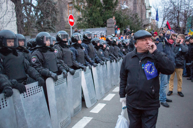 Митингующие блокируют подходы к администрации президента Украины на Банковой улице в Киеве