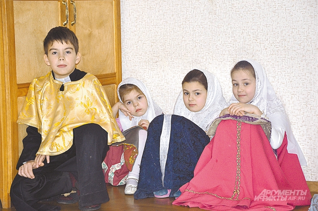 Дети балаковских старообрядцев после службы, в которой участвуют наравне со взрослыми. Слева Фёдор, сын батюшки.