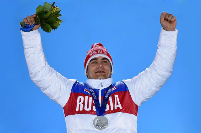 Альберт Демченко (Россия), завоевавший серебряную медаль на индивидуальных соревнованиях по санному спорту среди мужчин на XXII зимних Олимпийских играх в Сочи, во время медальной церемонии