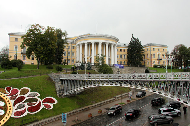 Вид на Октябрьский дворец.