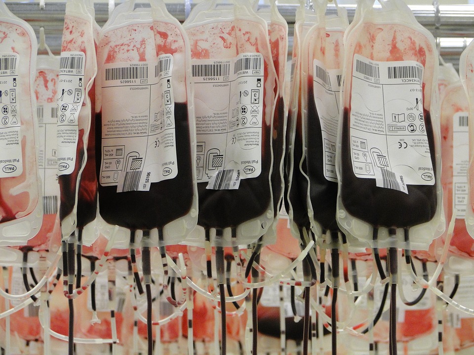 На случай кровотечений в больницах всегда имеется запас крови разных групп.