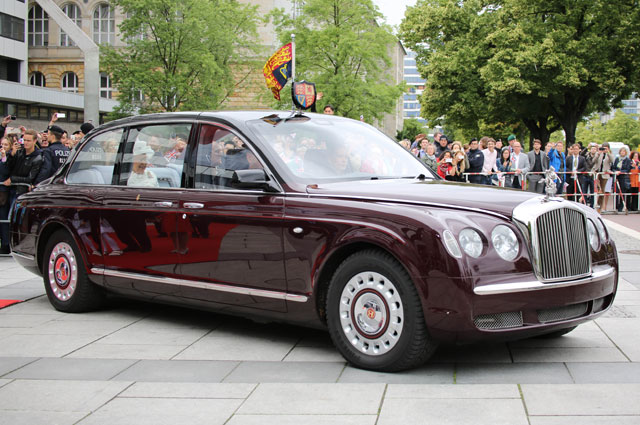 Елизавета II и Принц Филипп в Bentley State Limousine.