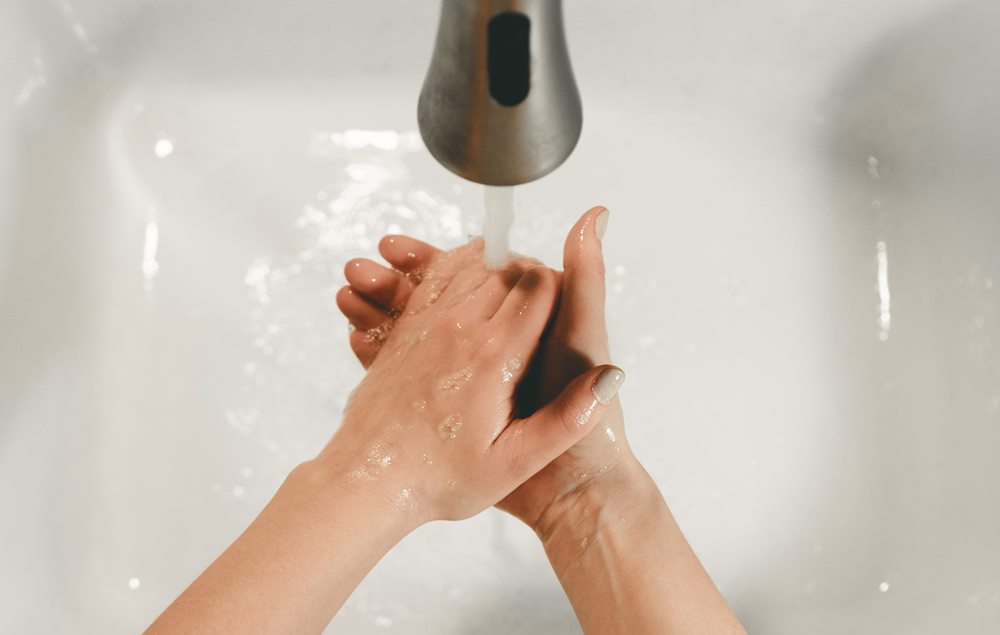 Мытьё рук - оди из способов предотвратить перенос инфекции.