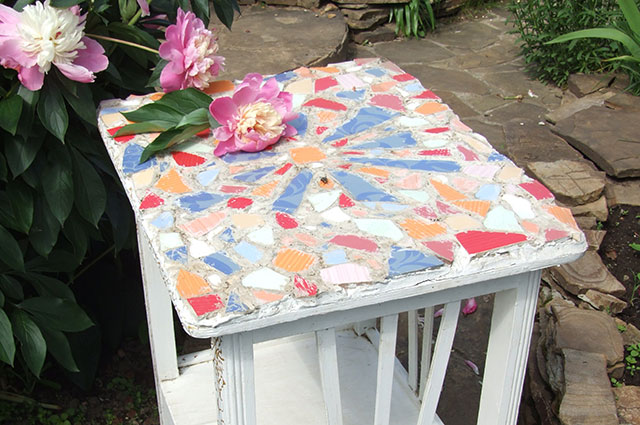 Бетон и керамика на столешнице садового столика.