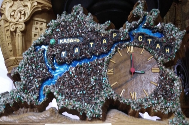 Часы в виде карты Татарстана из полудрагоценных камней. 