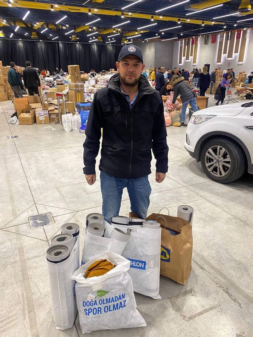 Живущие в Анталье россияне приносят товары первой необходимости в городские пункты сбора гуманитарной помощи.