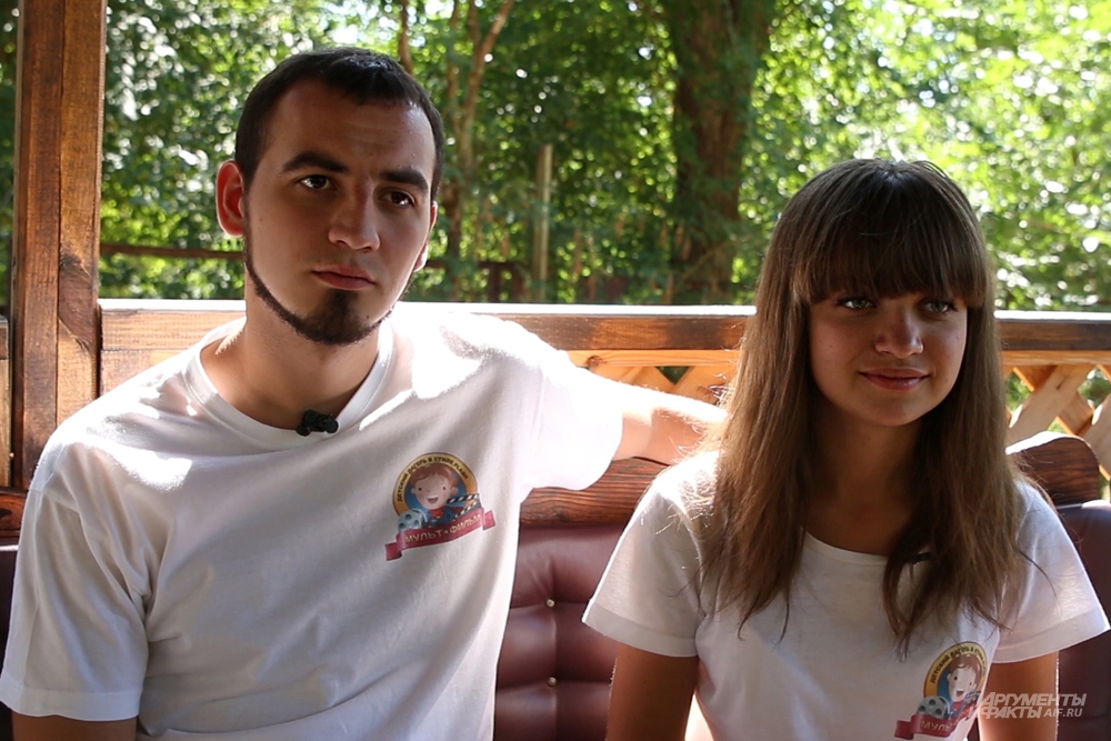 Денис и Аня из Донбасса; работая вожатыми, они отдыхают от войны. Говорят, дети лечат
