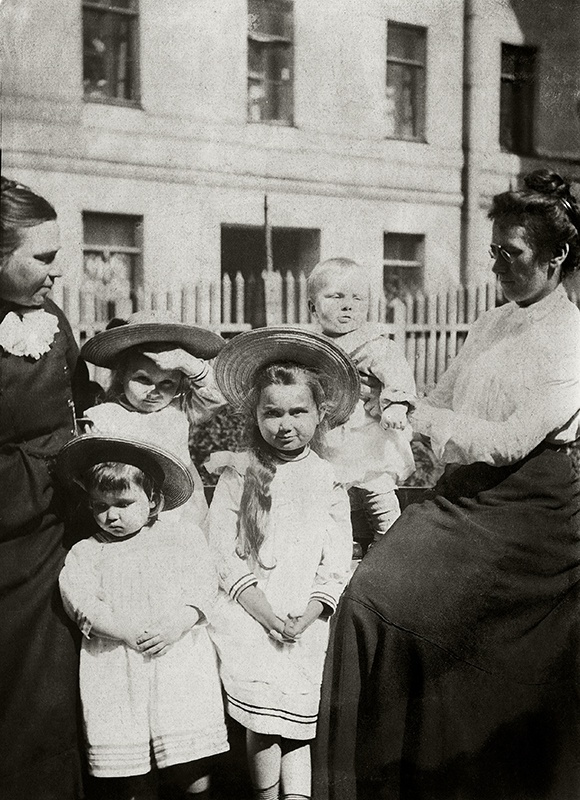 Мать Бориса Кустодиева, его сын Кирилл и жена Юлия. Лето 1904 г.