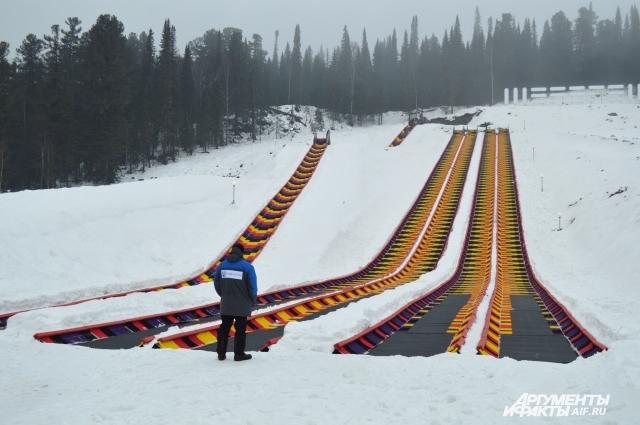 Работники тюбинговых трасс должны строго следить за правилами катания.