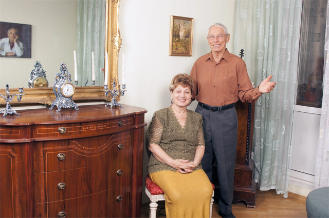 Композитор Александр Зацепин дома с женой Светланой Морозовской. 