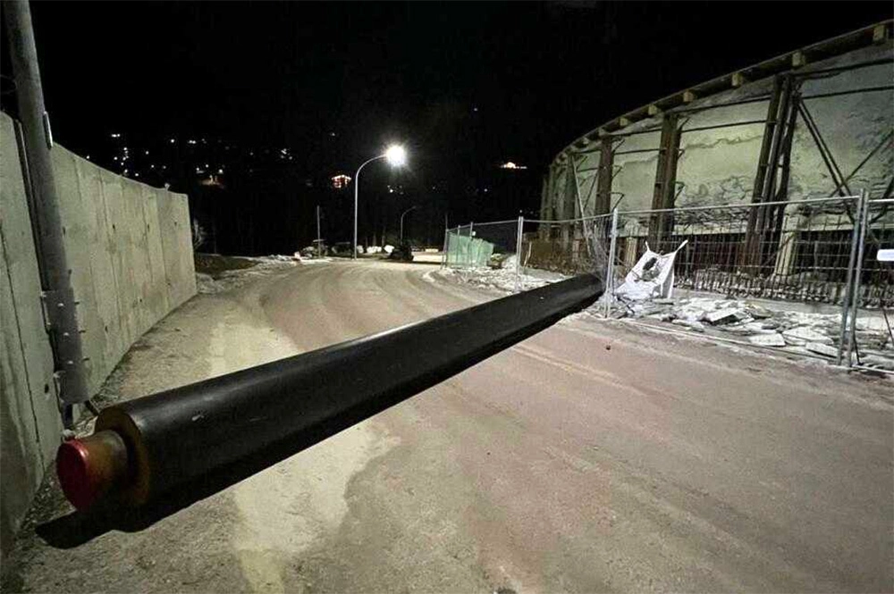 Вторая труба спущена с горы и заблокировала движение на местной автодороге.