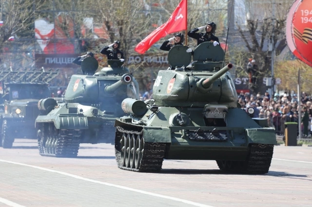 Зрители рассматривали советскую технику.