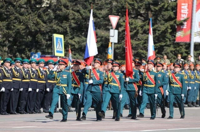 Парадные расчёты прошли по площади.