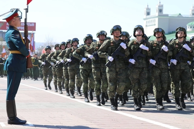 Смотреть на военных съехались тысячи зрителей.
