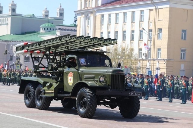 Легендарная военная техника прошла по площади.