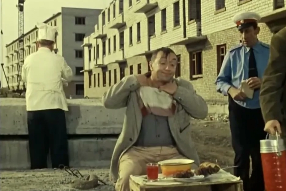 В этой сцене хулигану Феде, арестованному за дебош в автобусе, привозят обед прямо на работу.