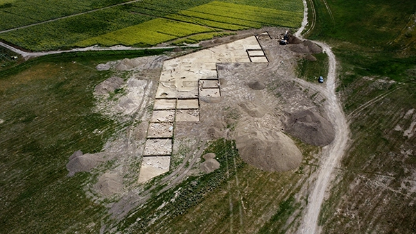 Так раскопки выглядят на аэрофотоснимке с запада.