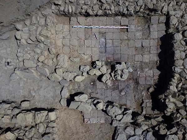 Участок пола вымостили обожжённым кирпичом.