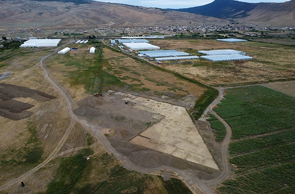 Общий вид на раскопки с юго-востока.