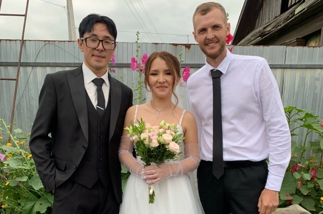 В 2025-м году Андрей Астахов прилетел на свадьбу своей названной сестры в Челябинскую область.