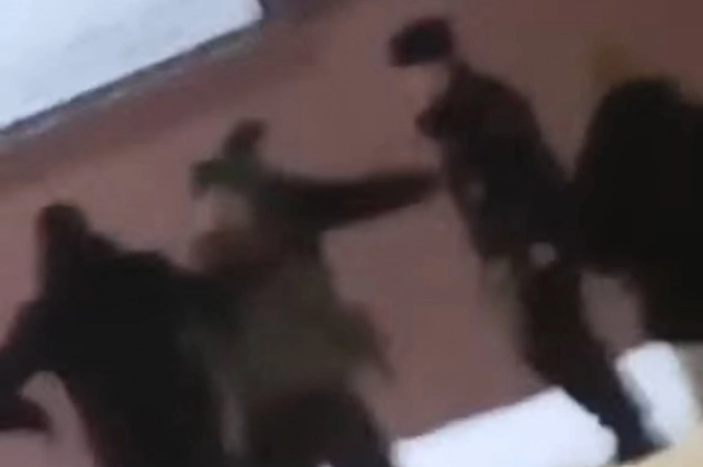 Подростки начинают избивать полицейского.