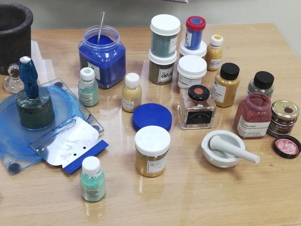 Иконописцы используют краски на основе природных минералов.