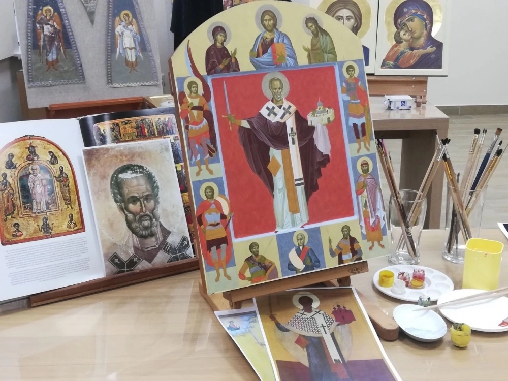 По полям иконы — покровители воинства.