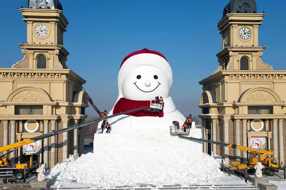 В Китае слепили снеговика высотой с 6-этажку