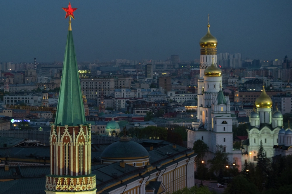 Вид на Никольскую башню, колокольню Ивана Великого, Архангельский собор (слева направо) Московского Кремля.