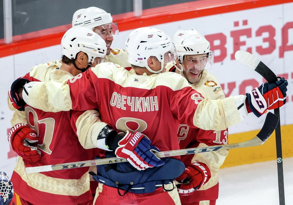 Слева направо: Сергей Федоров, Александр Овечкин и Павел Дацюк радуются голу в матче звёзд мирового хоккея The Magic Game.