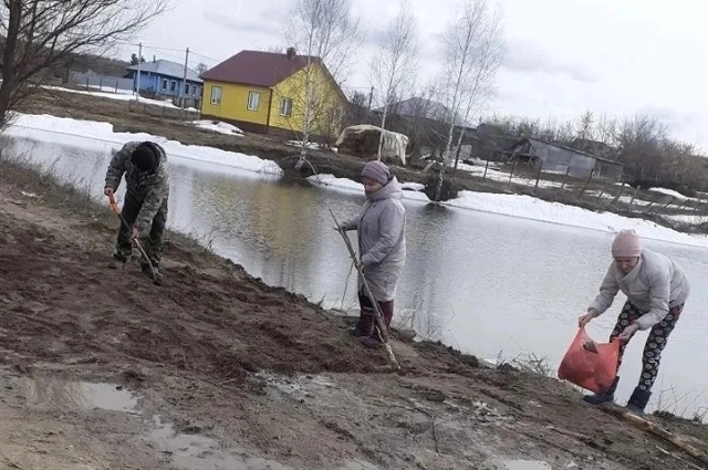 Сельчане не стали ждать помощи, взялись за лопаты.