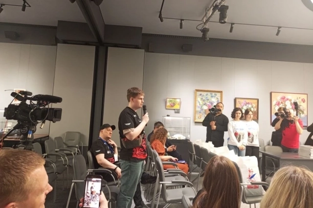 Рома во время пресс-конференции.