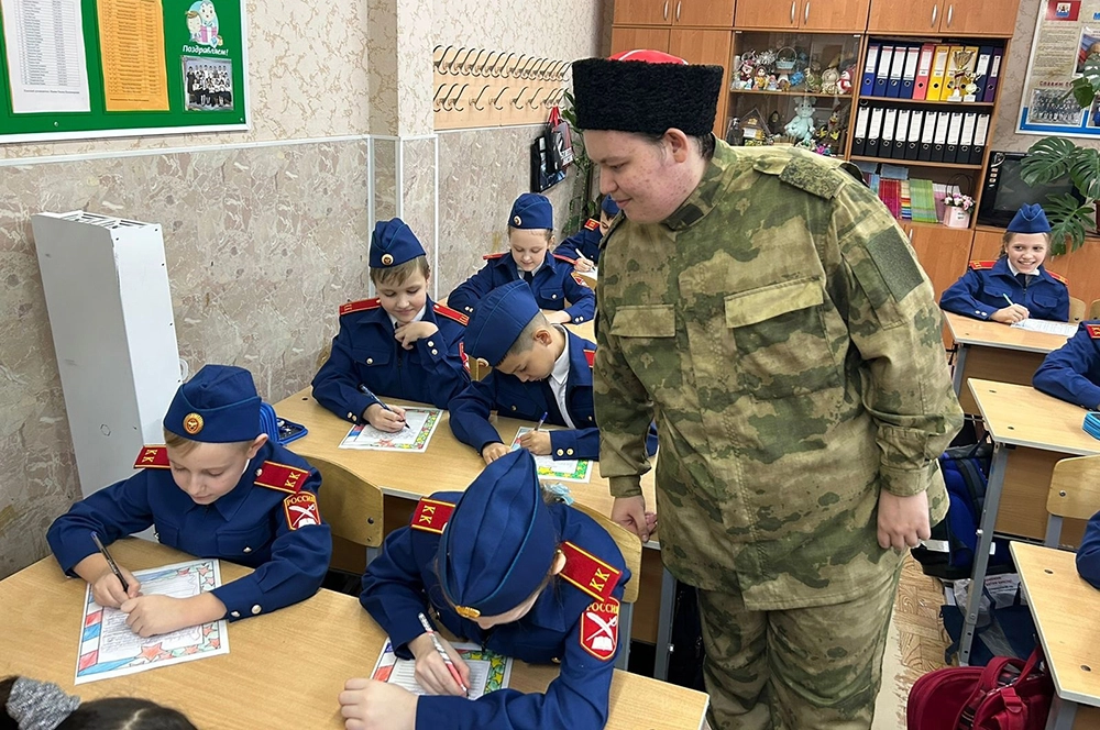 Помощь защитникам объединяет весь регион (на фото – воспитанники кадетского корпуса пишут письма бойцам). 