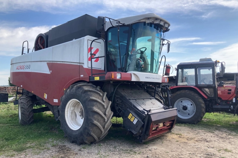 Для уборки урожая в КФХ используют зерноуборочный комбайн ACROS 550. 