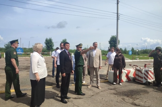 Помимо храма строят памятник защитникам Отечества.