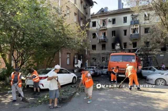 В Белгороде весь день убирают последствия атак ВСУ..