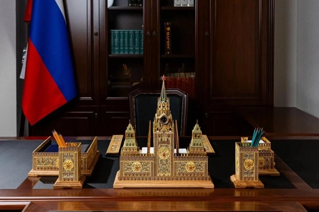 Настольный прибор из восьми предметов работы кубачинского мастера Камиля Ахмедова