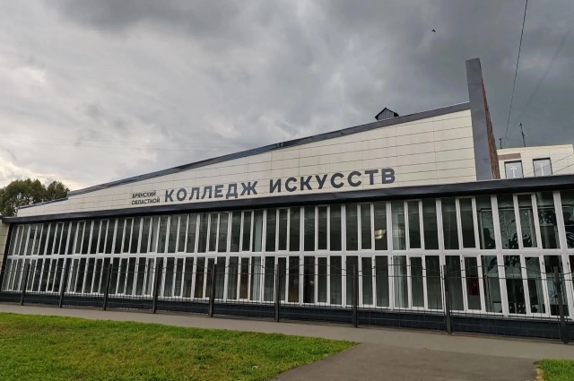 У брянского колледжа искусств два корпуса: в одном сцена уже обновлена, а во втором масштабный ремонт завершается.