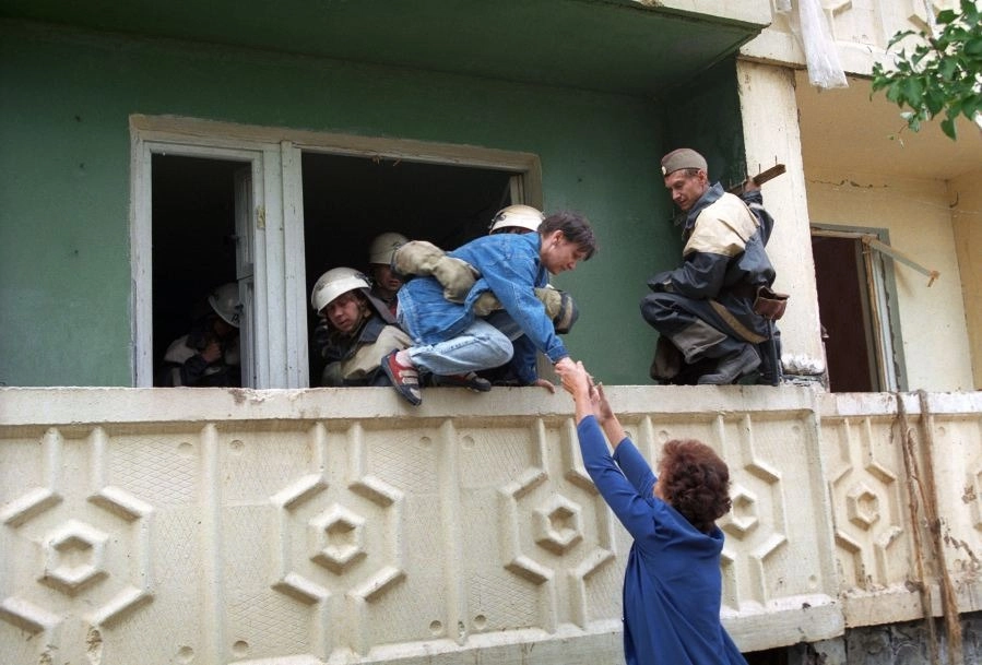 Люди помогали друг другу выбраться.