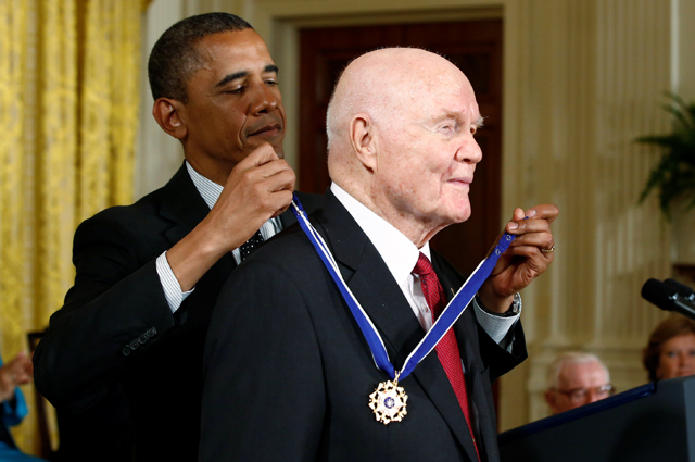 Президент США Барак Обама в Белом доме вручает Джону Гленну Президентскую медаль Свободы (29 мая 2012 года)