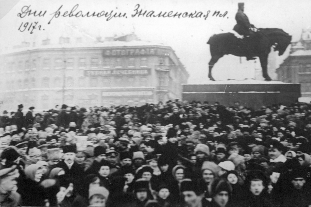 Знаменская площадь (с 1918 года – площадь Восстания) во время Февральской революции.