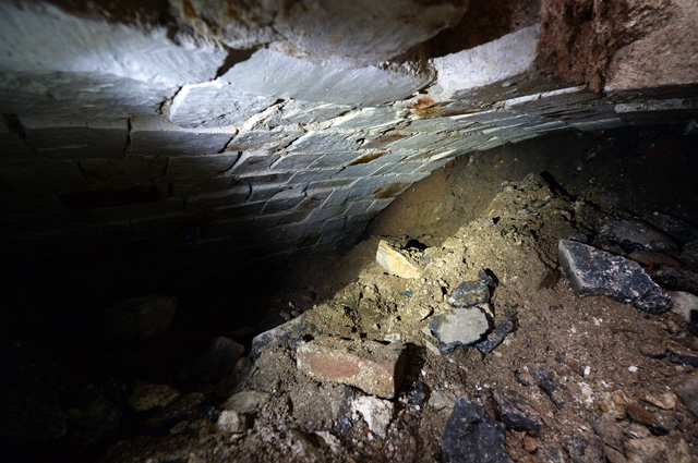 Подземная комната, обнаруженная археологами у основания Китайгородской стены в Москве.