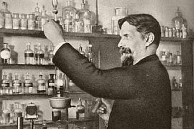 Климент Тимирязев - профессор Московского университета - на кафедре анатомии и физиологии растений. 1890-е гг.