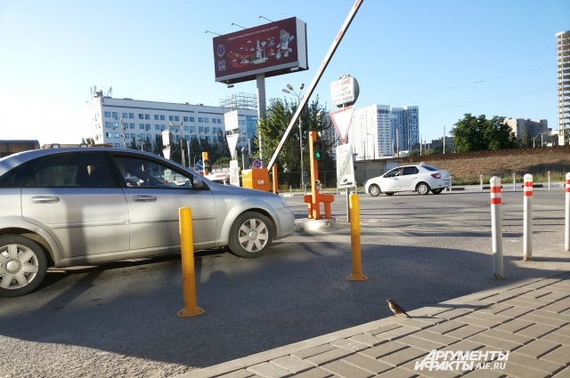 Парковка на площади ж.д. вокзала Ростова-на-Дону еще несколько лет назад была бесплатной.