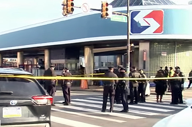 Полицейские на месте стрельбы в Филадельфии.